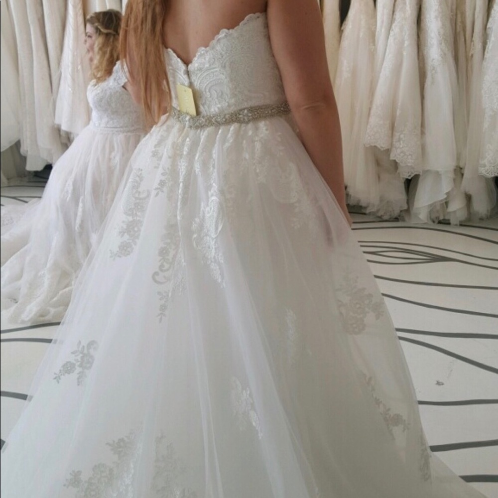 Allure Bridal style: C385
White lace A-line dress - Picture 6 of 8